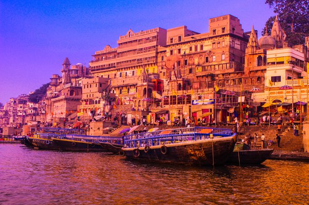 This image has an empty alt attribute; its file name is Dashashwamedh-Ghat.jpg